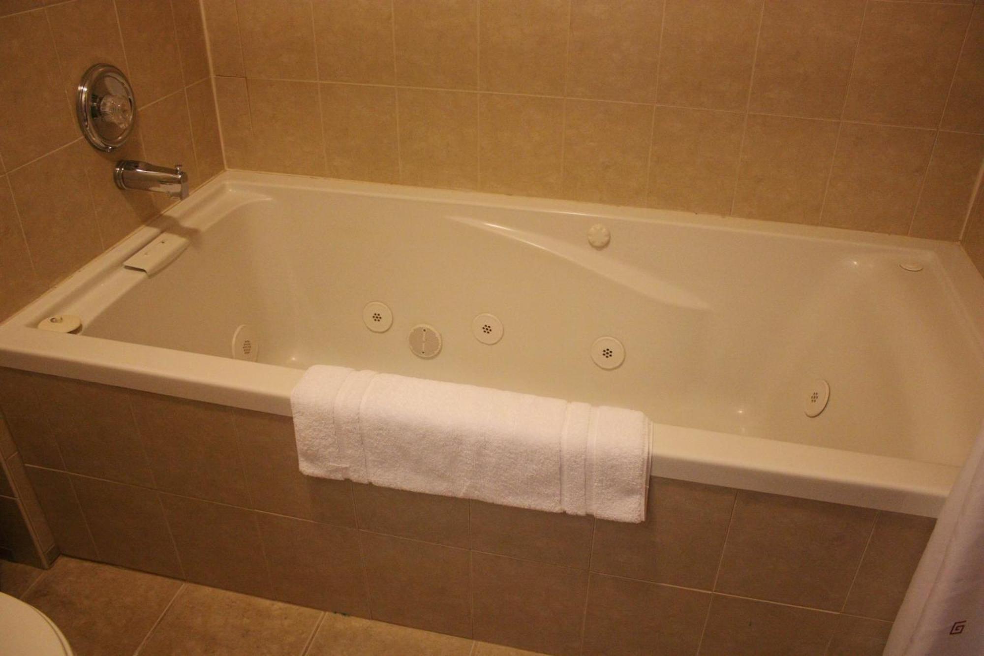 Relax Inn Шехейлъс Екстериор снимка