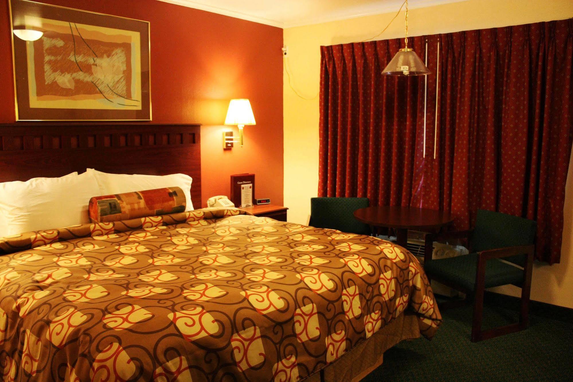 Relax Inn Шехейлъс Екстериор снимка
